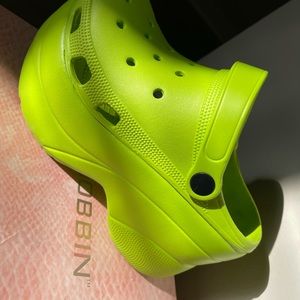 Platform crocs 💚